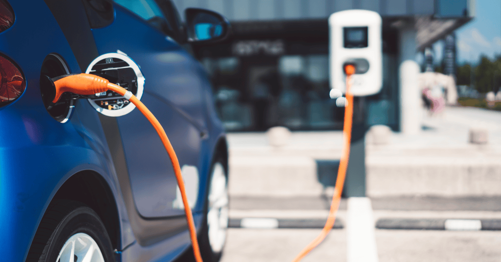 Kāda ir atšķirība starp elektriskajām un hibrīda automašīnām?