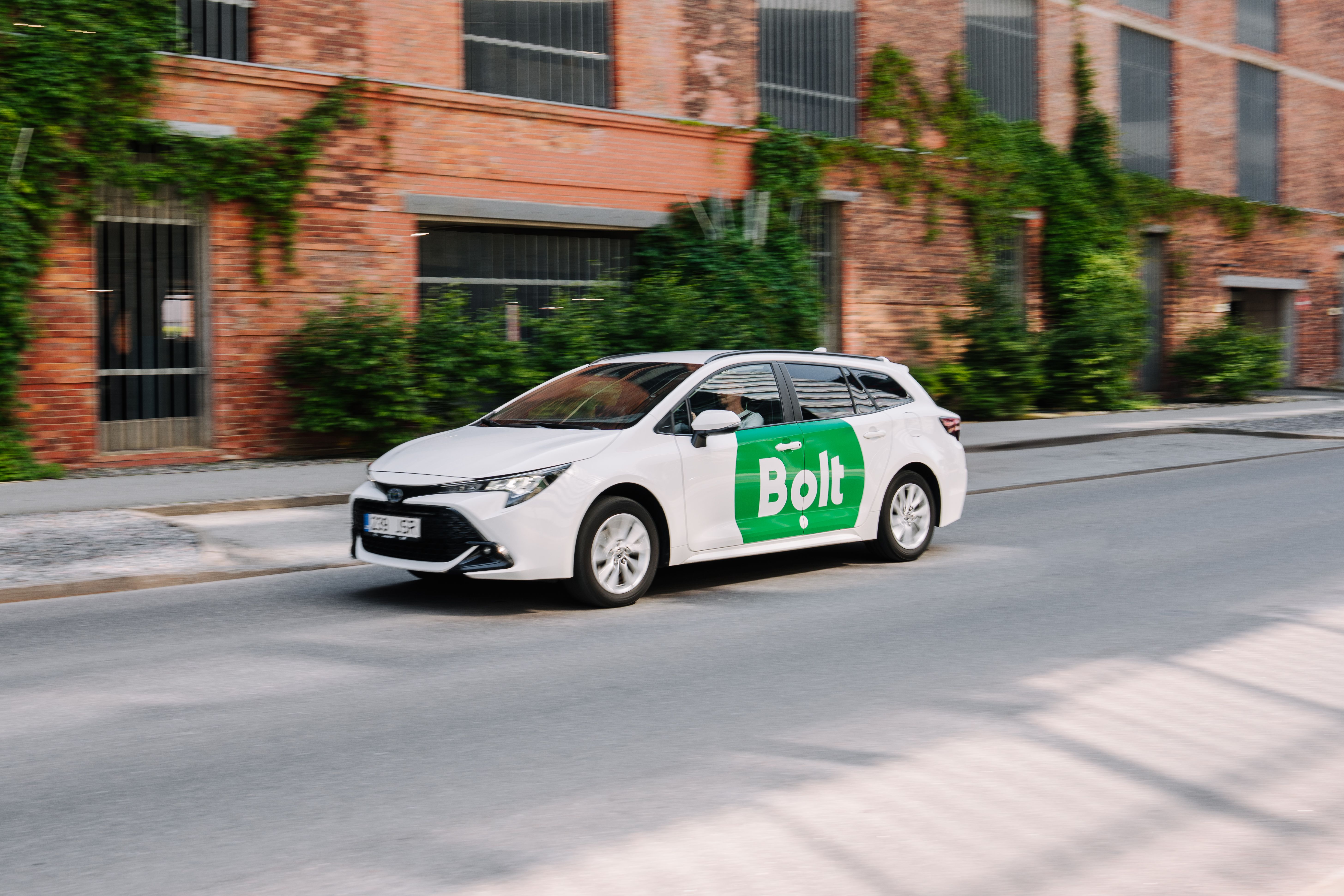 Od úterý 3.2. spouštíme Bolt Send: Rychlé doručování balíků v Praze!