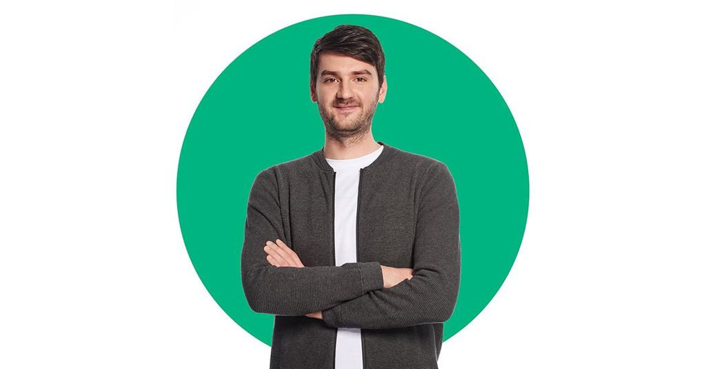 Na nazwisko ma Kamiński. Jeździ Boltem.