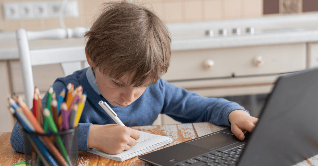 Donează un dispozitiv prin aplicația Bolt, pentru a ajuta un copil să meargă la școala online