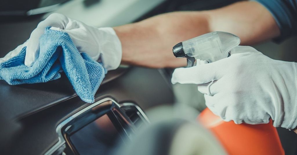 Kaip tinkamai išvalyti savo automobilį su buitinėmis dezinfekavimo priemonėmis